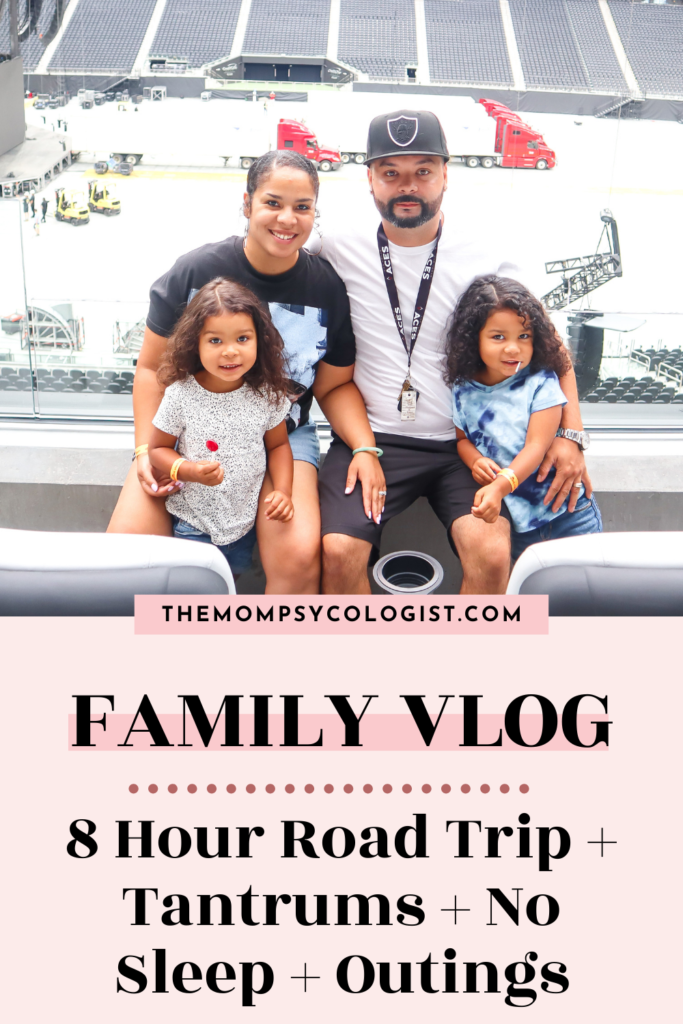 صورة⁣ لسيارة تسير على طريق جبلي خلاب